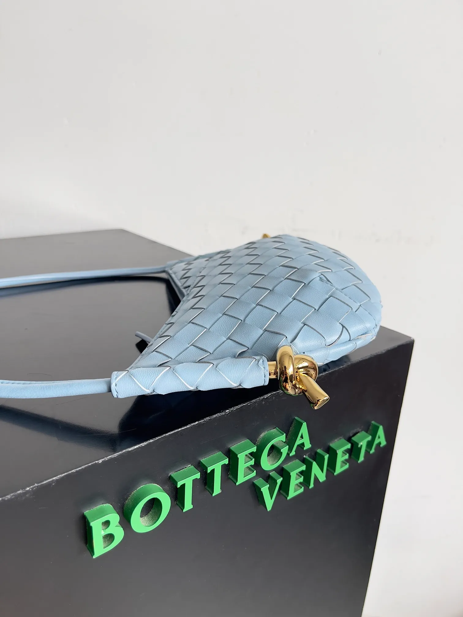 Batch 1660 BVMini Solstce's latest armpit bag, with a relaxed feel in summer. It's really cute. Knot metal knots are decorated on both sides to add interest. BV's recent soul elements are not found in every bag. Compared with the other two sizes, this mini is more elegant and refined. Niche personality 🉑Salt🉑Sweet Style number: 796378 Size: 28*18*depth 5cm
